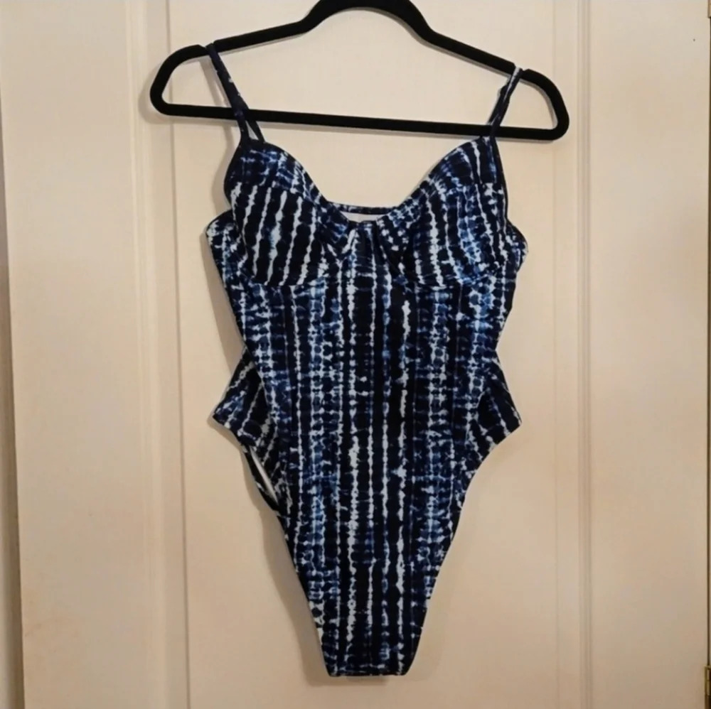 🎀  2 one-piece swimsuits